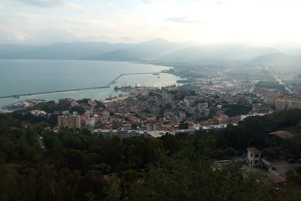 Vue sur Béjaïa et sa baie depuis les hauteurs de Yemma Gouraya