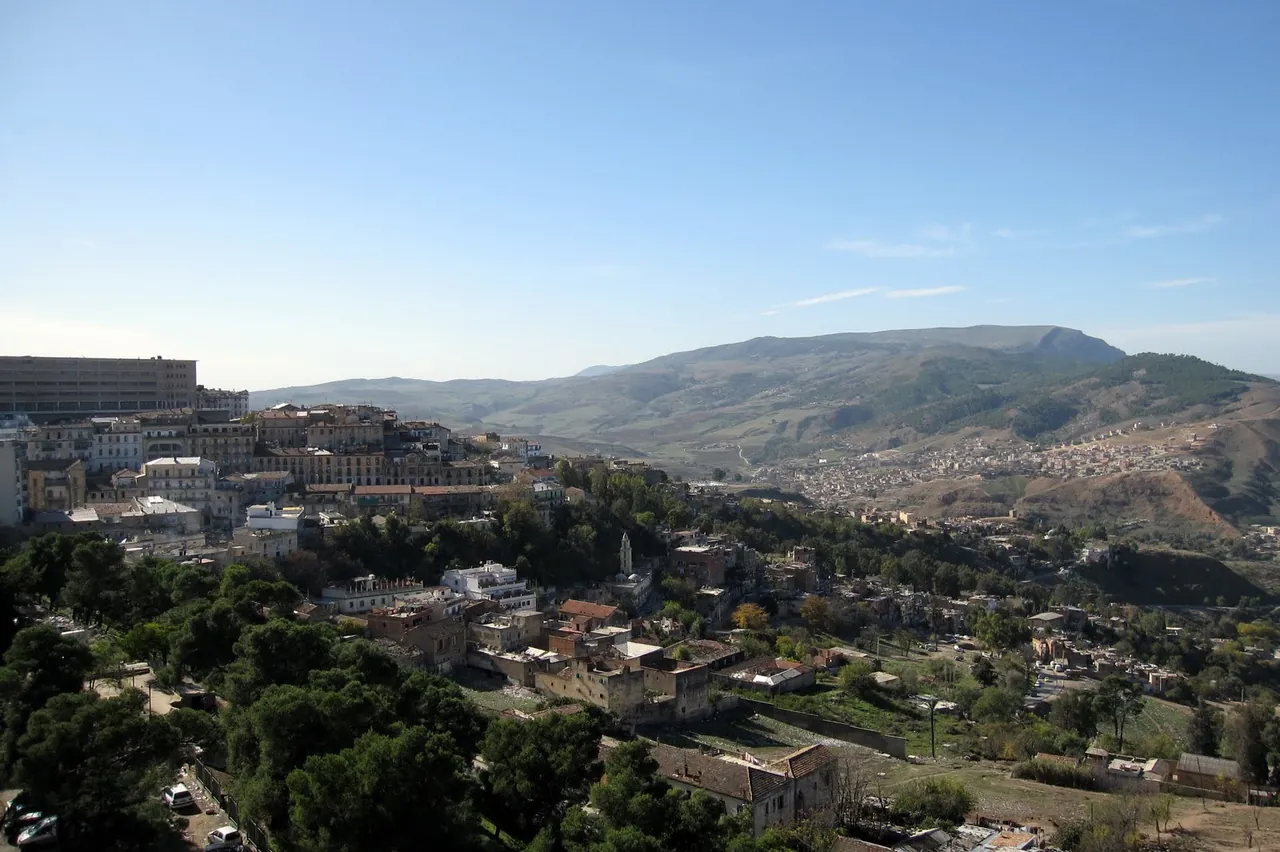 Quartiers de Constantine et relief, vus depuis les hauteurs